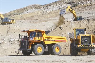  圣克鲁斯河边，一台台中国制造的重型机械已经开始破土作业。 本报记者 张卫中摄