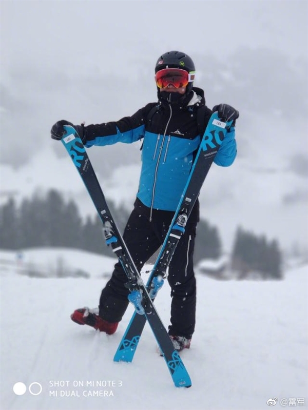 帅气！雷军晒滑雪照：顺带代言了一把米家产品