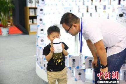 安徽产智能教育机器人受欢迎。　张俊 摄